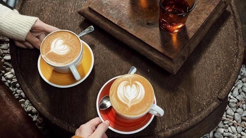 Hai tách cappuccino latte art cùng bạn bè