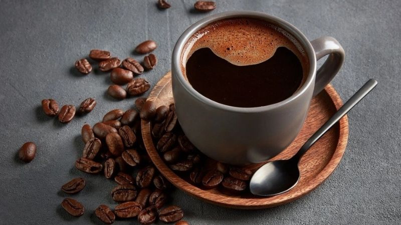 Ly cà phê nóng tươi với khói bay lên quyến rũ mê hoặc