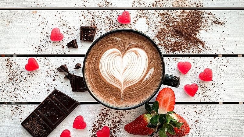 Cà phê tình yêu latte art trái tim chocolate dâu tây ngọt ngào