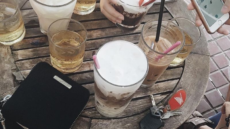 Khoảnh khắc tình bạn đẹp bên ly cafe cappuccino thơm ngon mát lạnh