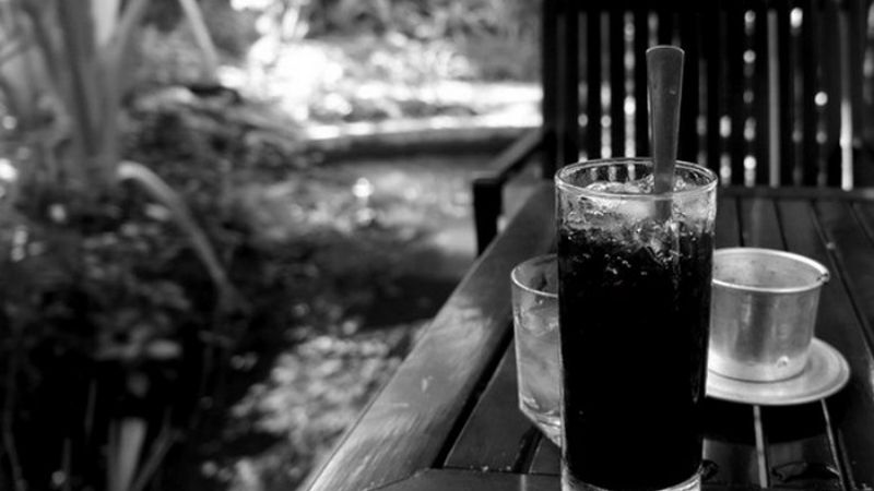 Cafe đá đen trắng giữa không gian tĩnh lặng