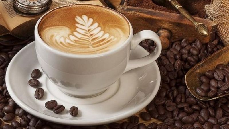 Latte art lá cây hoàn hảo giữa không gian vintage cổ kính