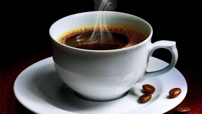 Tách cà phê trắng bốc khói nóng hổi
