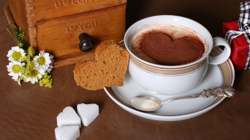 Cà phê tình yêu cappuccino trái tim bánh quy ngọt ngào
