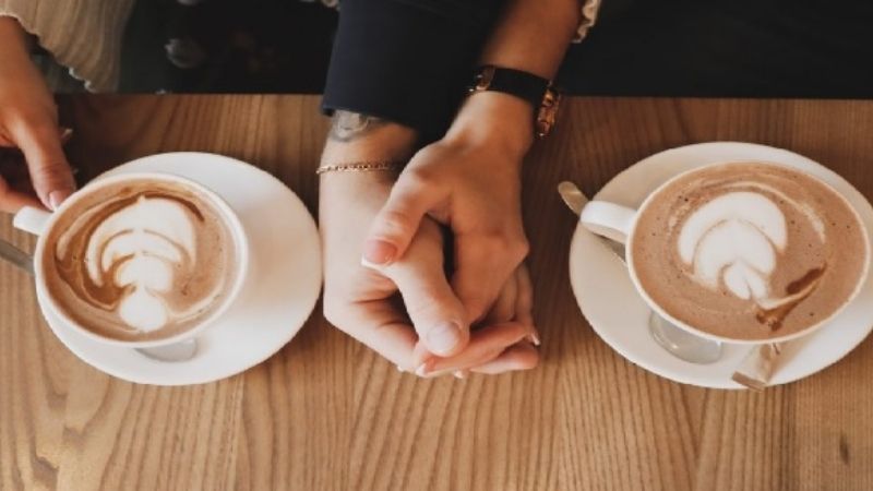 Khoảnh khắc đẹp cùng nhau thưởng thức cà phê latte art