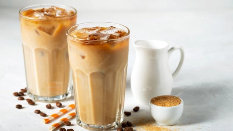 Hai ly cà phê sữa đá mát lạnh cùng hạt cà phê thơm