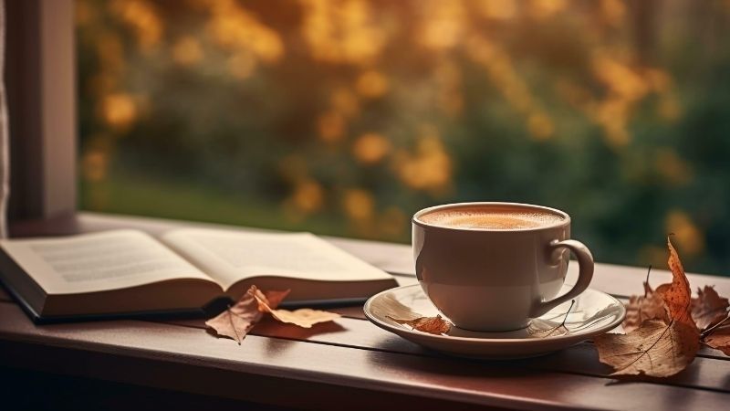 Thưởng thức cà phê sáng bên cuốn sách yêu thích thư giãn