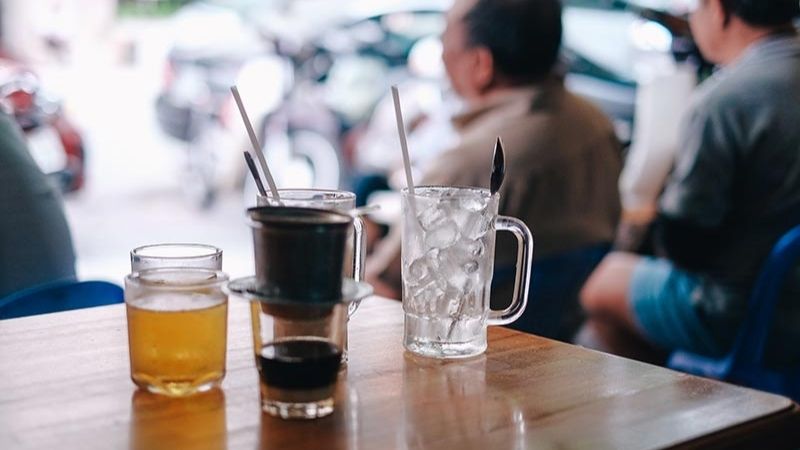 Thưởng thức cà phê một mình