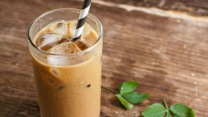 Cà phê đá với ống hút sọc trắng đen phong cách retro