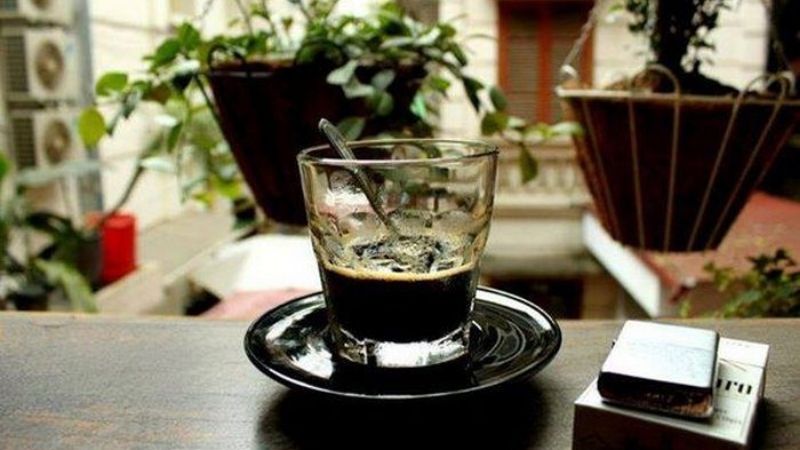 Tách cafe đen trong góc nhà đầy cây xanh