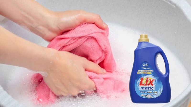 Nước giặt Lix có khả năng làm sạch mạnh, dễ dàng đánh bay vết bẩn cứng đầu mà vẫn dịu nhẹ với da tay