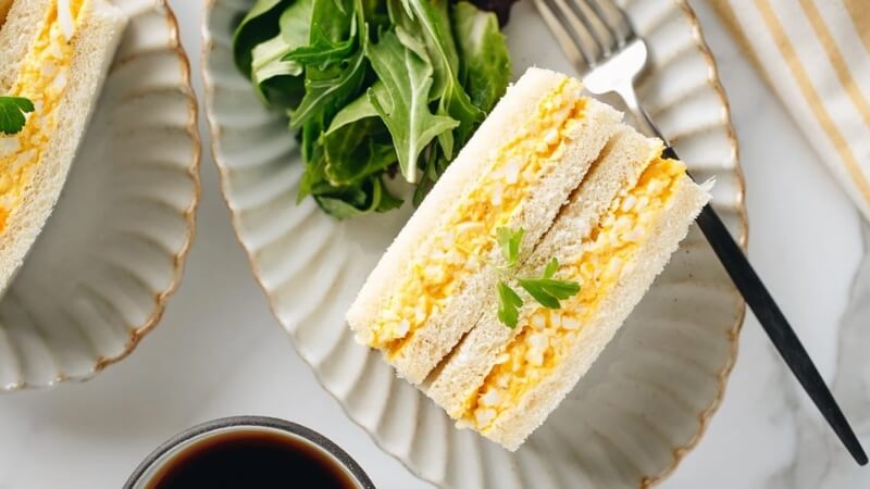 Ăn bánh mì sandwich cùng rau xanh để cân bằng dinh dưỡng và hỗ trợ tiêu hóa