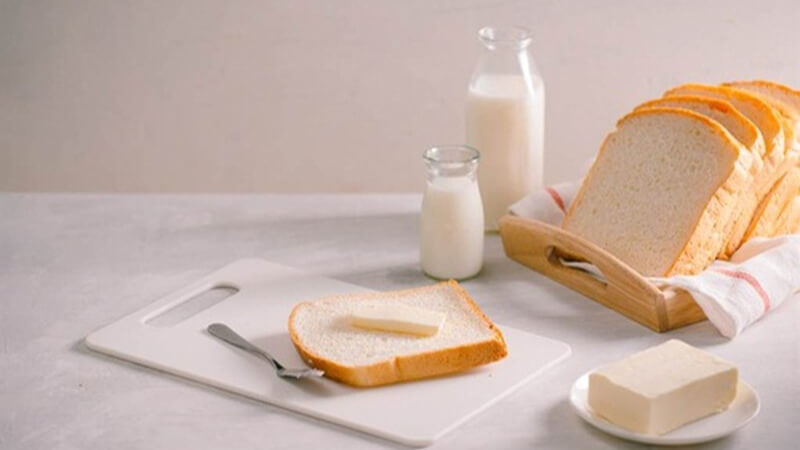 Ăn sáng bằng bánh mì kèm một ly sữa bò 170ml là chế độ dinh dưỡng hợp lý, không gây béo