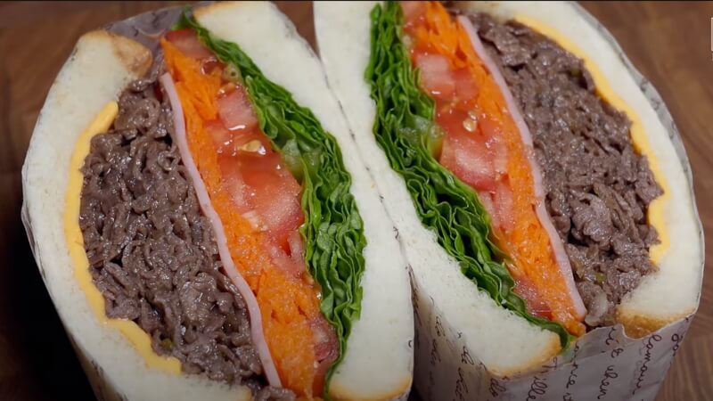 Dùng bánh mì kẹp thịt ngay để cảm nhận được sự đậm đà của hương vị