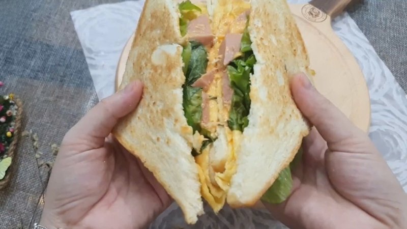 Bánh sandwich phô mai vị béo thơm từ trứng, phô mai hòa cùng vị mặn ngọt xúc xích