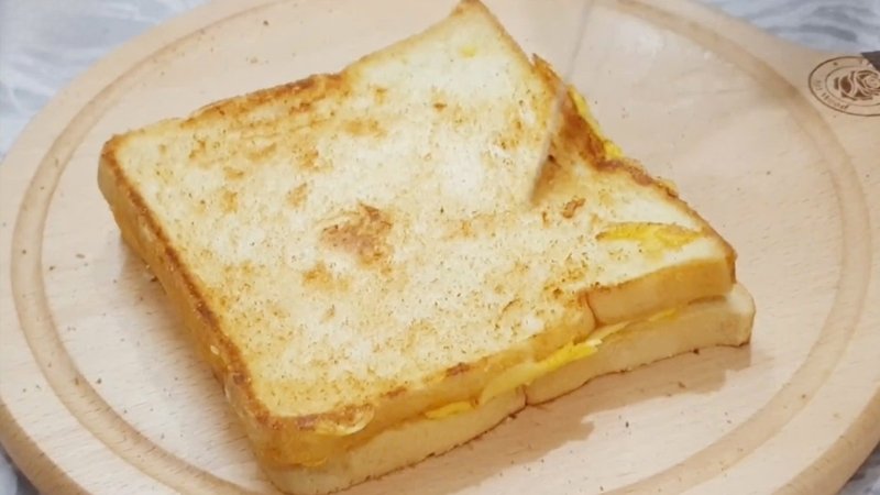 Bánh chín vàng giòn, nhân phô mai tan chảy hấp dẫn