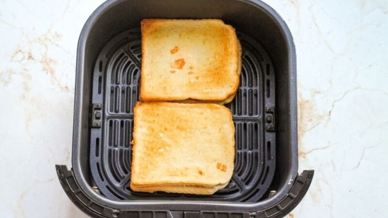 Dùng nồi chiên không dầu để nướng bánh mì sandwich không Dùng nồi chiên không dầu để nướng bánh mì sandwich không
