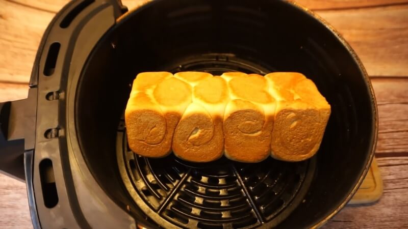 Nướng bánh mì sandwich bằng nồi chiên không dầu giúp hạn chế dầu mỡ, tốt cho sức khoẻ Nướng bánh mì sandwich bằng nồi chiên không dầu giúp hạn chế dầu mỡ, tốt cho sức khoẻ