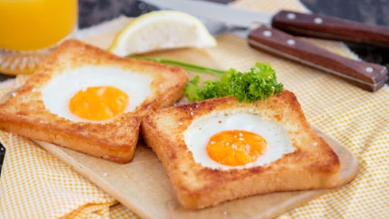 Nướng bánh mì sandwich với trứng ốp la bằng nồi chiên không dầu Nướng bánh mì sandwich với trứng ốp la bằng nồi chiên không dầu