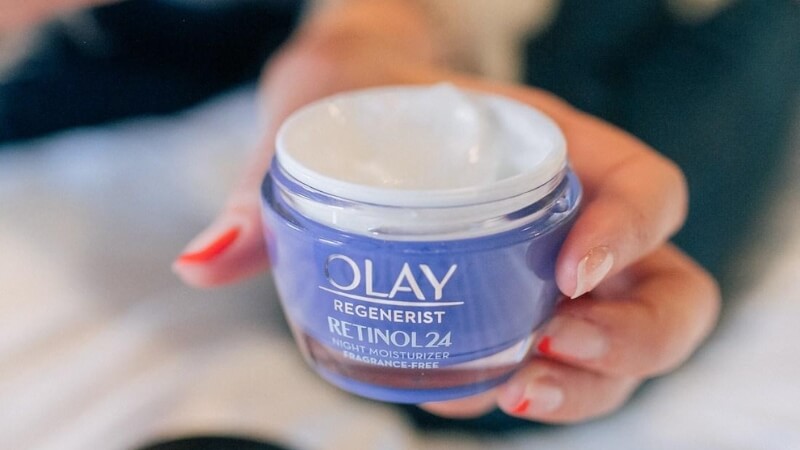Olay Regenerist Retinol 24 tím có kết cấu mỏng nhẹ, dễ thẩm thấu, không gây bết dính