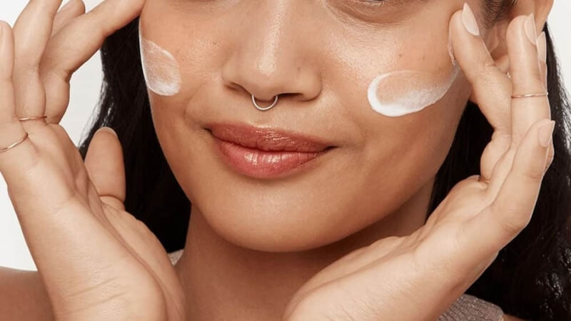 Olay Total Effects 7 in One giúp dưỡng ẩm sâu và làm sáng da
