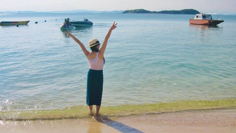 Bãi tắm trên đảo Cô Tô con