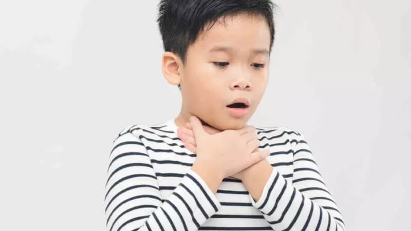 Tuyệt đối không dùng tay móc dị vật khi trẻ có dấu hiệu hóc thạch