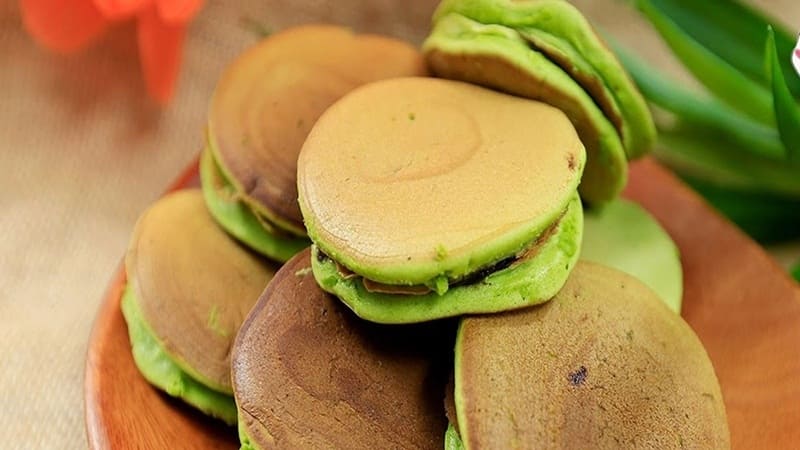 Bánh rán Doremon trà xanh nhân socola với vị matcha hòa quyện cùng socola béo ngậy