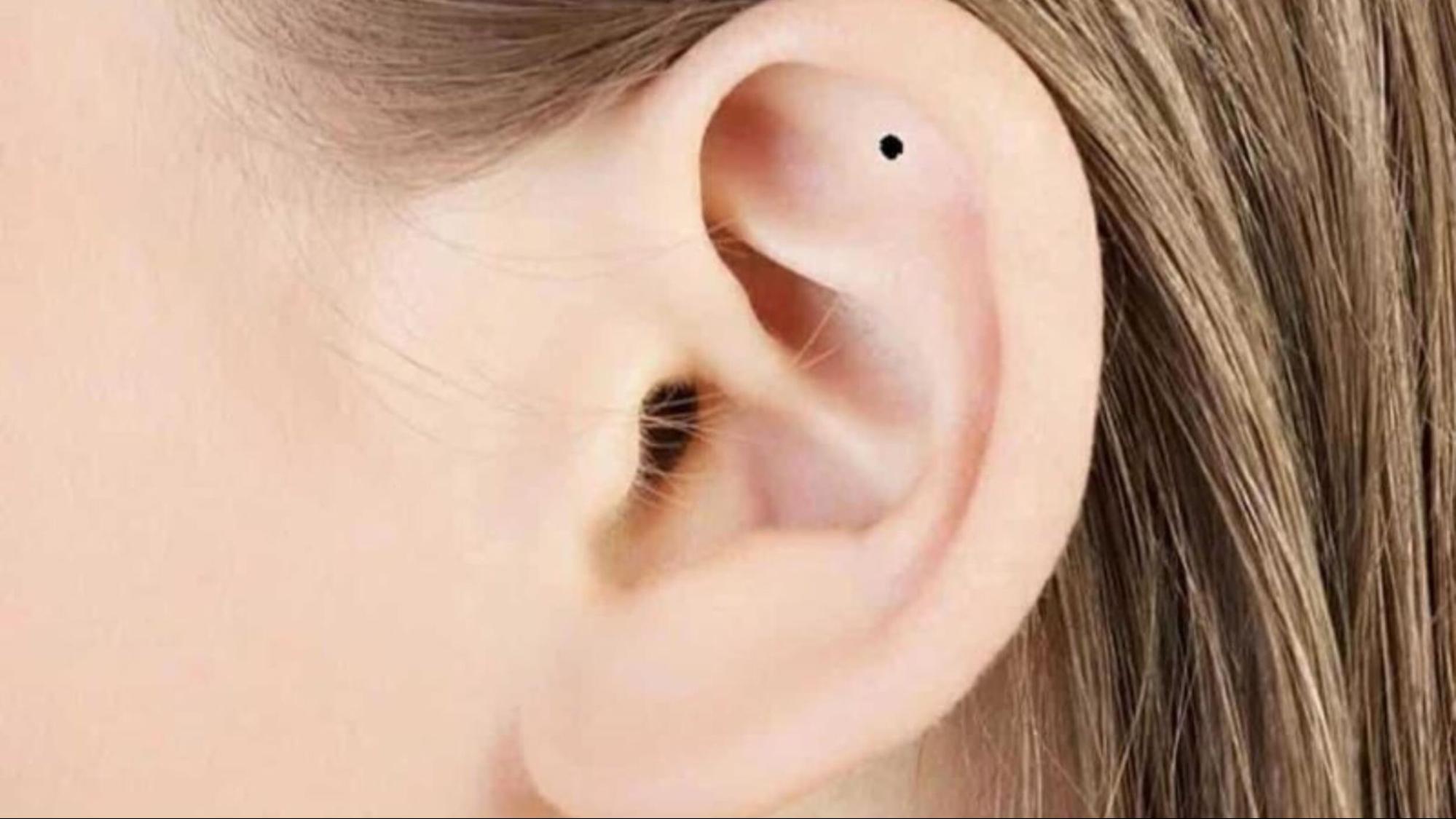 Người có nốt ruồi giữa mắt và chân mày là người thông minh, có tài ngoại giao