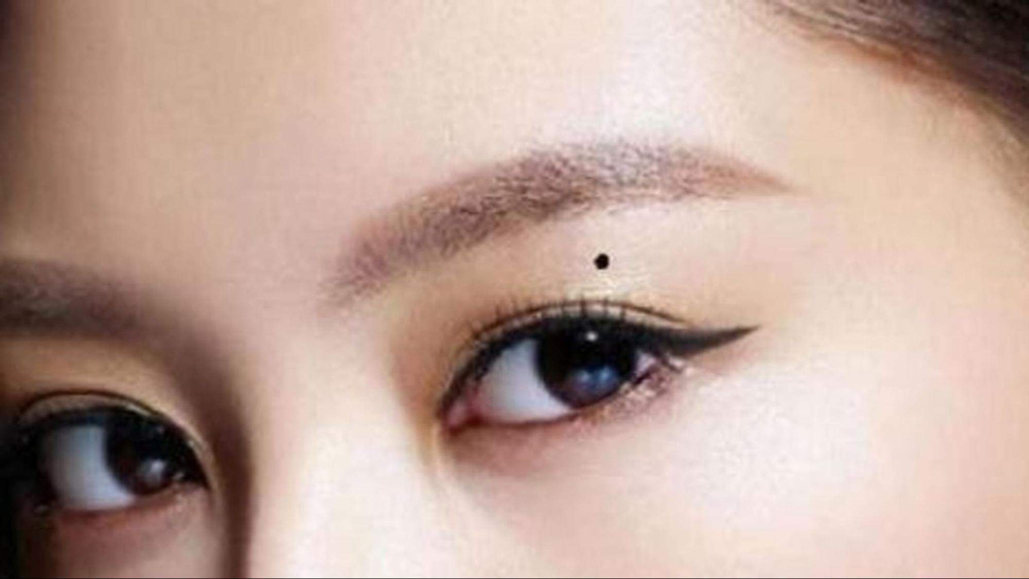 Người có nốt ruồi giữa mắt và chân mày là người thông minh, có tài ngoại giao