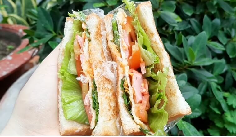 Cách làm bánh mì sandwich kẹp trứng xúc xích
