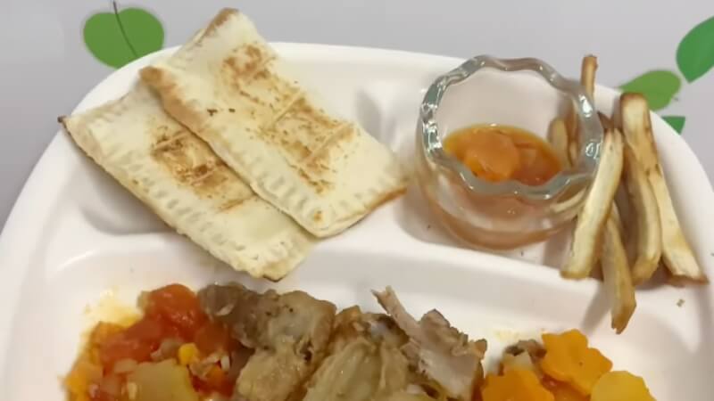 Bánh mì sandwich có thể ăn cùng các món phụ để đảm bảo đủ chất dinh dưỡng cho bé