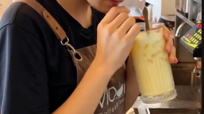 Thưởng thức món bò húc lắc sữa ngay sau khi vừa pha