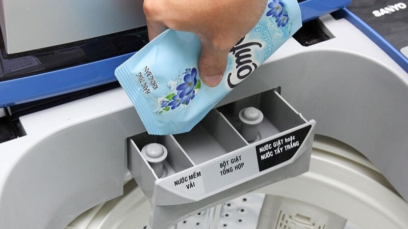 Cho nước giặt cửa trên vào đúng khay chuyên dụng trước khi đổ vào lồng giặt Cho nước giặt cửa trên vào đúng khay chuyên dụng trước khi đổ vào lồng giặt