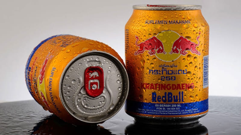 Redbull Thái lon vàng nhập khẩu vị đậm hơn, chứa khoảng 180 calo