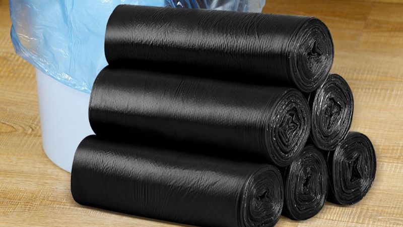 Túi đựng rác màu đen là lựa chọn phổ biến cho văn phòng và gia đình