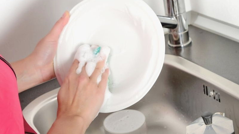 Nước rửa chén Surf nổi bật với công nghệ bọt oxy, mang lại hiệu quả làm sạch và an toàn