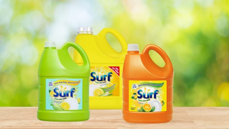 Nước rửa chén Surf có 3 hương gồm hương chanh sả, hương trà xanh và lá dứa, hương tắc dịu nhẹ