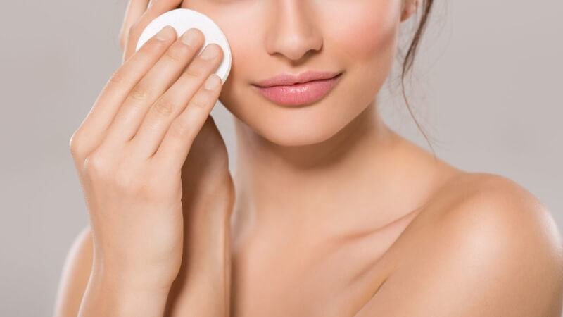 Nên tẩy trang trước khi dùng sữa rửa mặt Simple