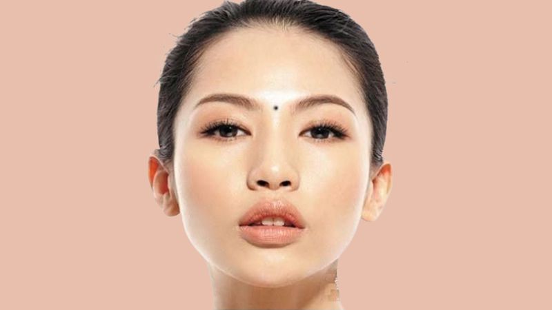Nốt ruồi giữa trán ở nữ giới