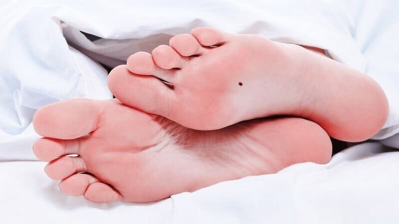 Nốt ruồi ở lòng bàn chân phải nam thể hiện tư duy sắc bén và đường tình duyên suôn sẻ