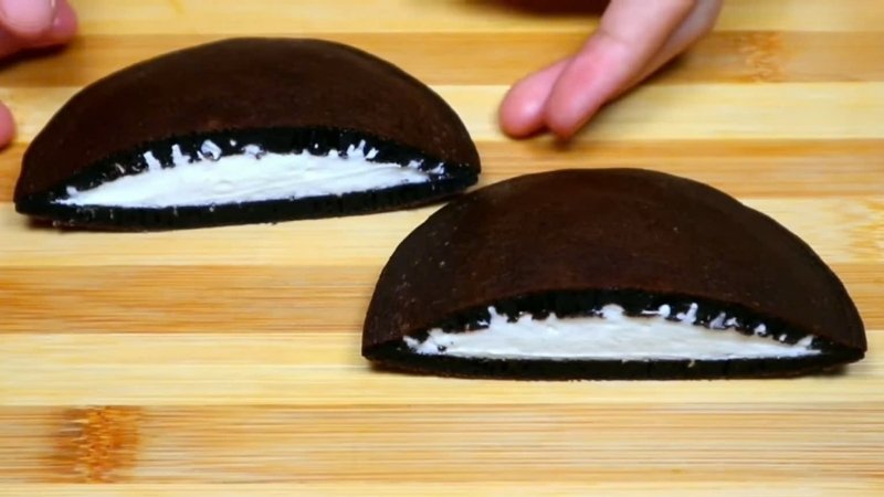 Lớp nhân kem Oreo mềm mịn làm nổi bật hương vị socola đặc trưng