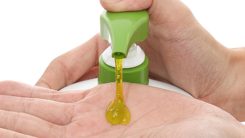 Lấy lượng vừa đủ ra tay và xoa nhẹ để tạo bọt