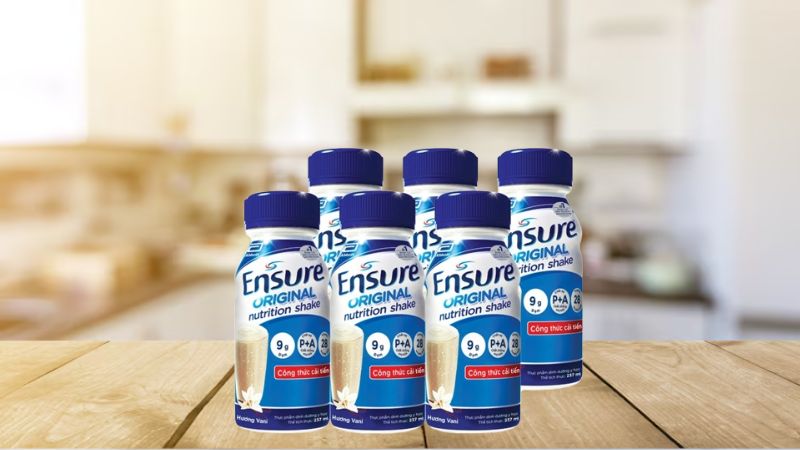 Giá 1 lốc sữa Ensure khoảng 256.000 - 379.000 đồng