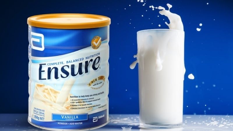 Pha sữa Ensure với nước ấm khoảng 37 - 40 độ C