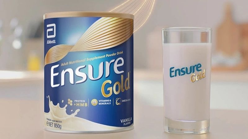 Pha sữa Ensure với nước ấm và khuấy đều tay để tránh vón cục