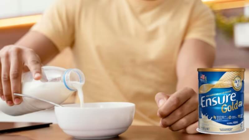 Uống sữa Ensure vào thời điểm trước - sau bữa chính và uống thay bữa chính