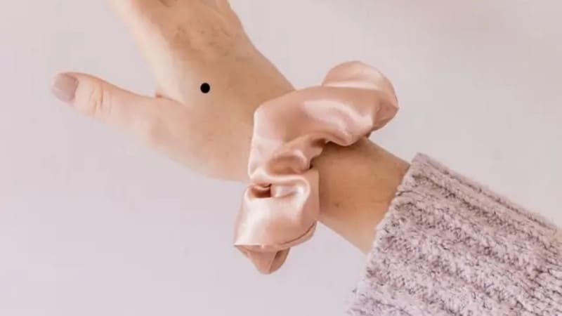 Nốt ruồi mu tay phải nữ biểu hiện tính cách kiên cường, giàu hy sinh