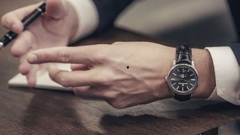 Nốt ruồi mu bàn tay trái nam dễ vướng vận hạn tài lộc
