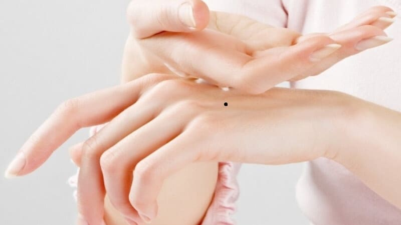Nốt ruồi gần cổ tay phía mu bàn tay
